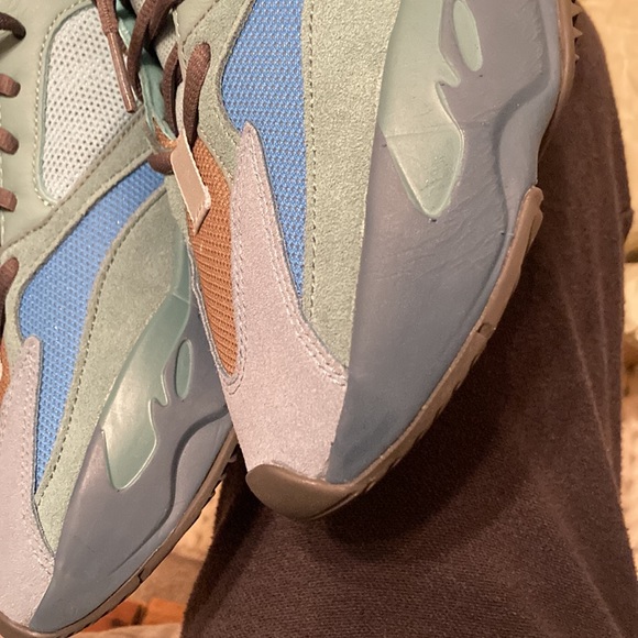 Yeezy 700 faded azure worn twice - Picture 14 of 16